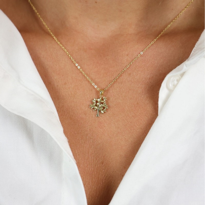 Livets træ vedhæng fra Aagaard i 8 karat guld på model