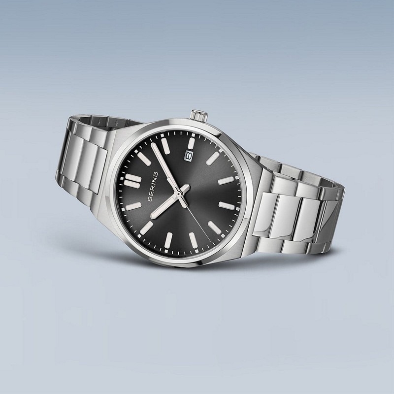 Bering Classic herreur i børstet sølv m. sort 17639-702 2