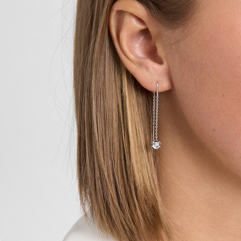 Mads Z Fleur ørekæder i sterlingsølv med blomst og topas båret på model