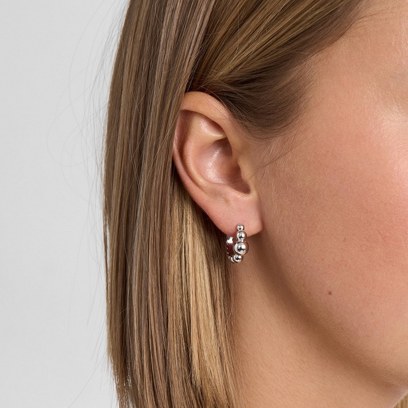 Mads Z Biggest Ball øreringe i sterlingsølv med store kugler båret på model