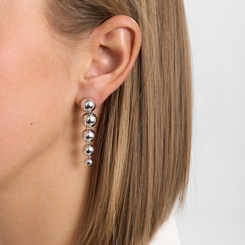 Mads Z Biggest Ball øreringe i sterlingsølv 42 mm båret på model