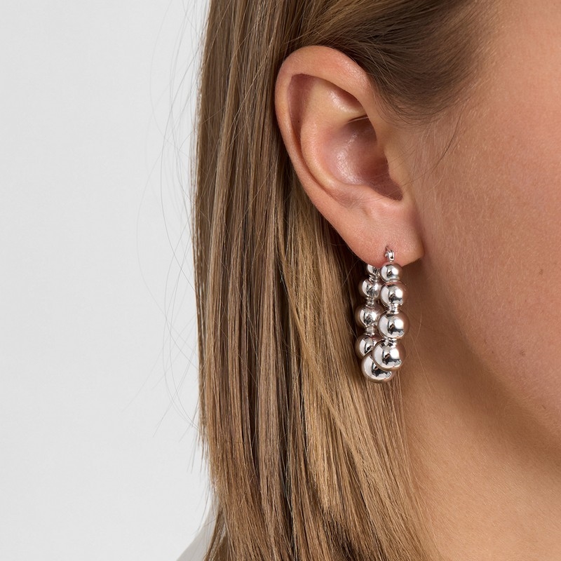 Mads Z Biggest Ball Hoops i sterlingsølv 38 mm båret på model