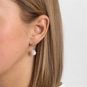 Mads Z Chloé øreringe i sterlingsølv med hvid kulturperle og zirkonia båret på model
