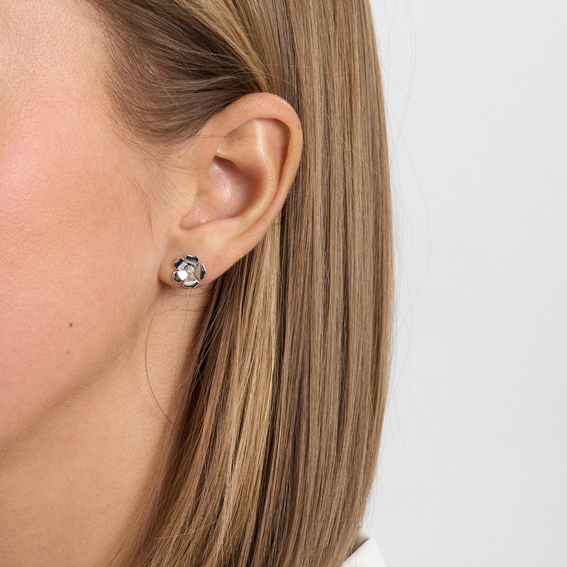 Mads Z Fleur øreringe i sterlingsølv med små blomster 10 mm båret på model