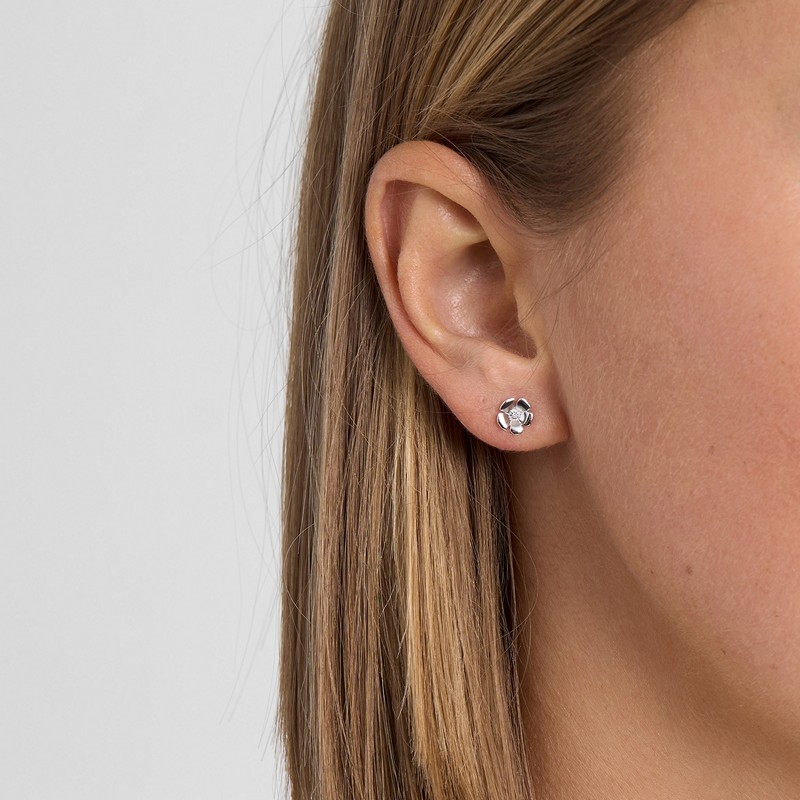 Mads Z Fleur ørestikker i sterlingsølv 7 mm med hvid topas båret på model