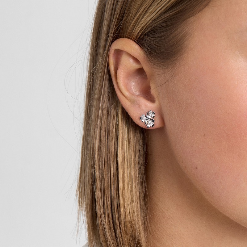 Mads Z Fleur ørestikker i sterlingsølv 12 mm med 3 blomster og topas båret på model