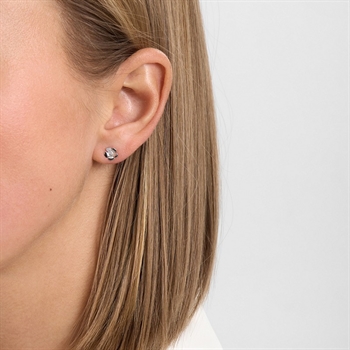 Mads Z Fleur ørestikker i sterlingsølv 7 mm med hvide topaser båret på model