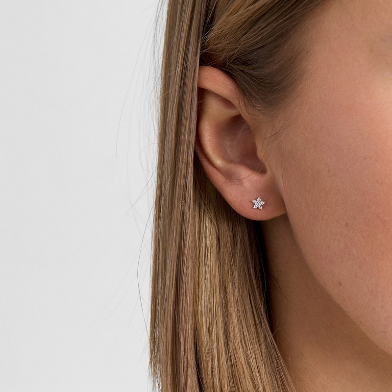 Mads Z Céleste øreringe i sterlingsølv med stjernemotiv og zirkonia båret på model