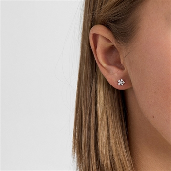 Mads Z Céleste større øreringe i sterlingsølv med stjernemotiv og zirkonia båret på model