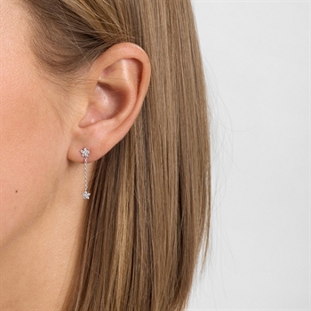 Mads Z Céleste lange kædeøreringe i sterlingsølv med stjerner og zirkonia båret på model