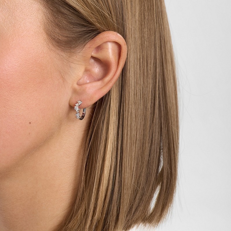 Mads Z Vesper hoops i sterlingsølv 14 mm med stjerner og zirkonia båret på model