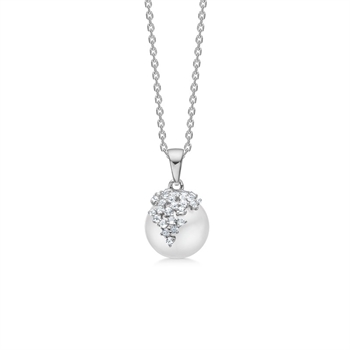 Chloé perlehalskæden i sterlingsølv er et karakterfuldt smykke fra Mads Z