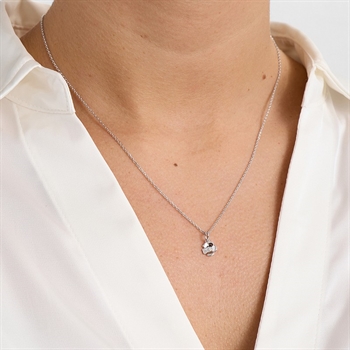 Mads Z Fleur halskæde i sterlingsølv 7 mm med hvide topaser båret på model