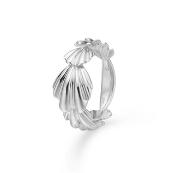 Velvet ringen i sølv fra Mads Z er et elegant og skulpturelt smykke