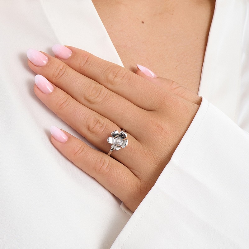 Mads Z Fleur ring i sterlingsølv med blomsterdesign båret på model