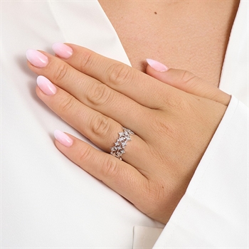 Mads Z Vesper stor ring i sterlingsølv med zirkonia og stjerner båret på model