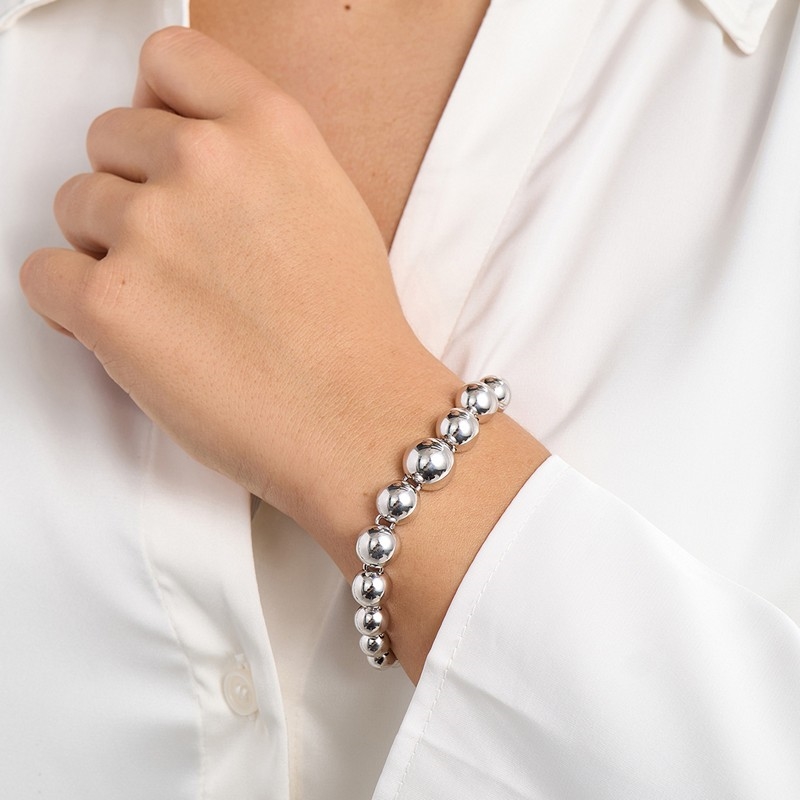 Mads Z Biggest Ball armbånd i sterlingsølv med kugler båret på model