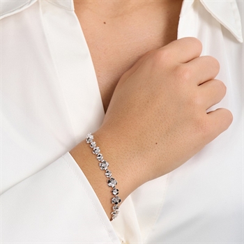 Mads Z Fleur armbånd i sterlingsølv med blomsterdesign båret på model