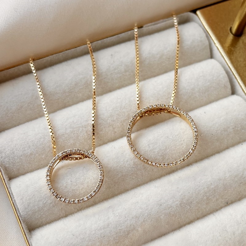 Dazzling - 14 kt. Rundt vedhæng 0,14 H-W/SI m/sølvkæde stor 