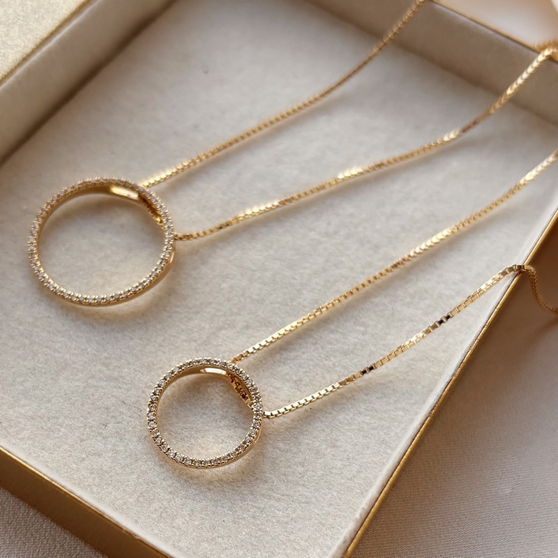 Dazzling - 14 kt. rundt guld vedhæng m/kæde & 0,14 H-W/SI lille b