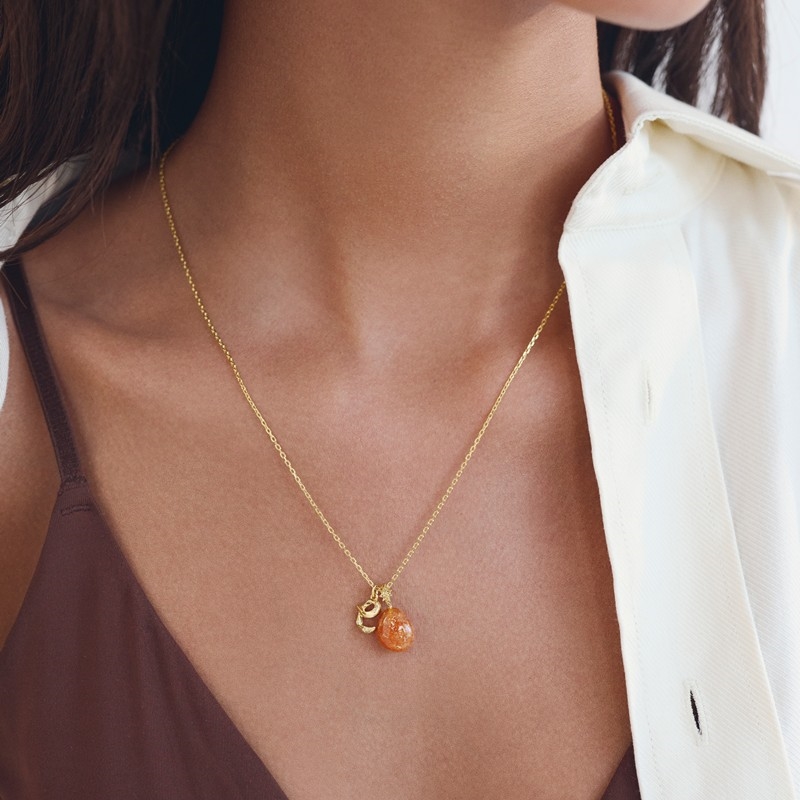 Sunstone Fire vedhæng fra Maanesten.