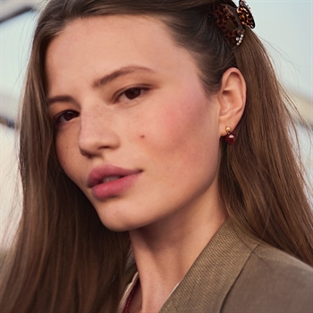 Rubina Heart øreringe i forgyldt sølv fra Maanesten 3