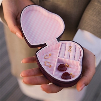 Hjerteskrin i maroon babyfløjl fra Maanesten 5