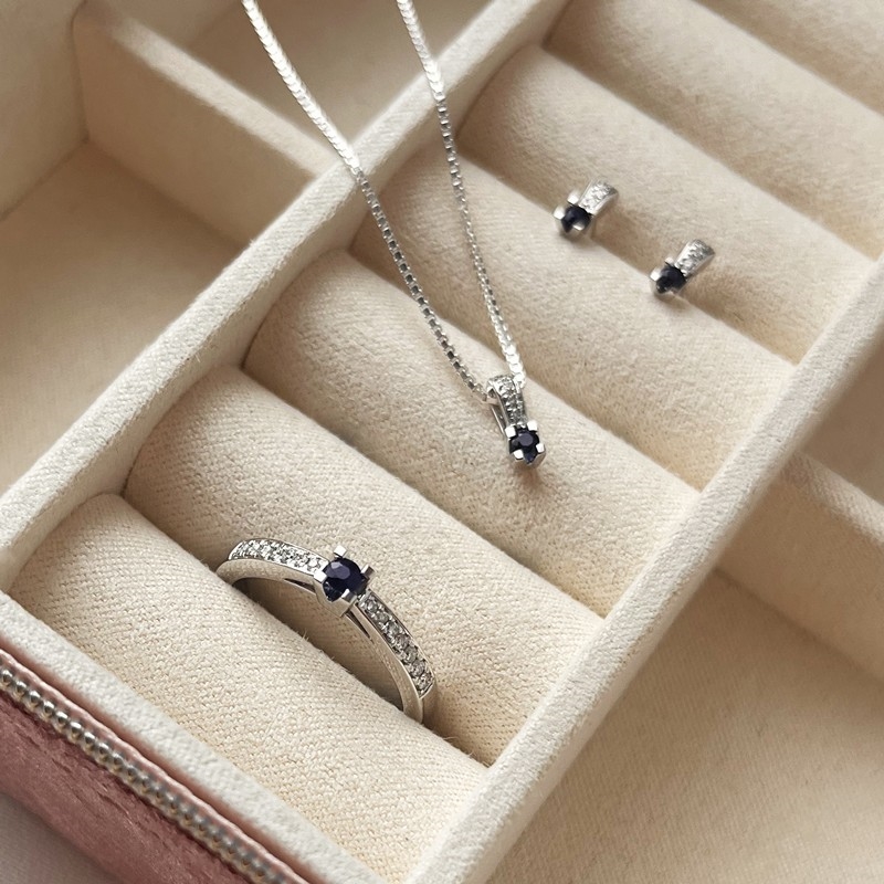 Kleopatra Queen Ring i 14kt. hvidguld med safir