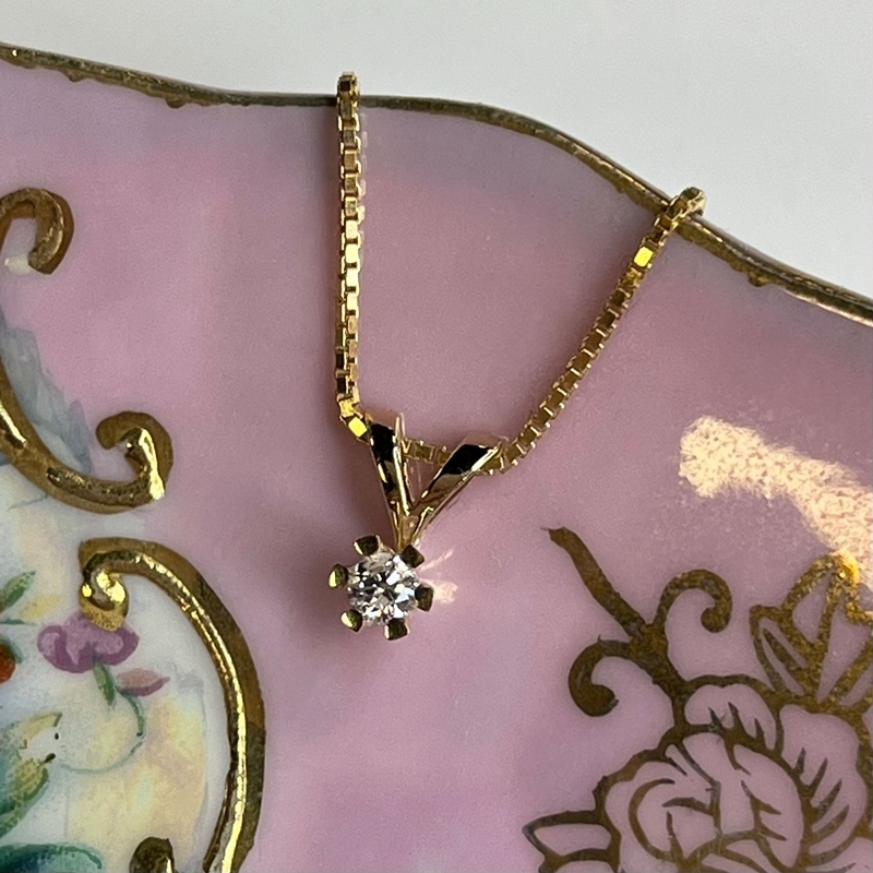 Vida vedhæng 8 kt. guld med brillant 0,03 - 0,25 ct. 