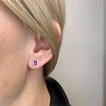 Sølv ovale roset ørestikker m. zirkonia og synt. pink safir