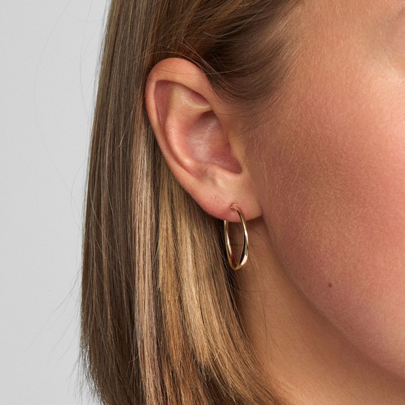 Mads Z Silvia hoops i 8 kt guld 27 mm båret på model