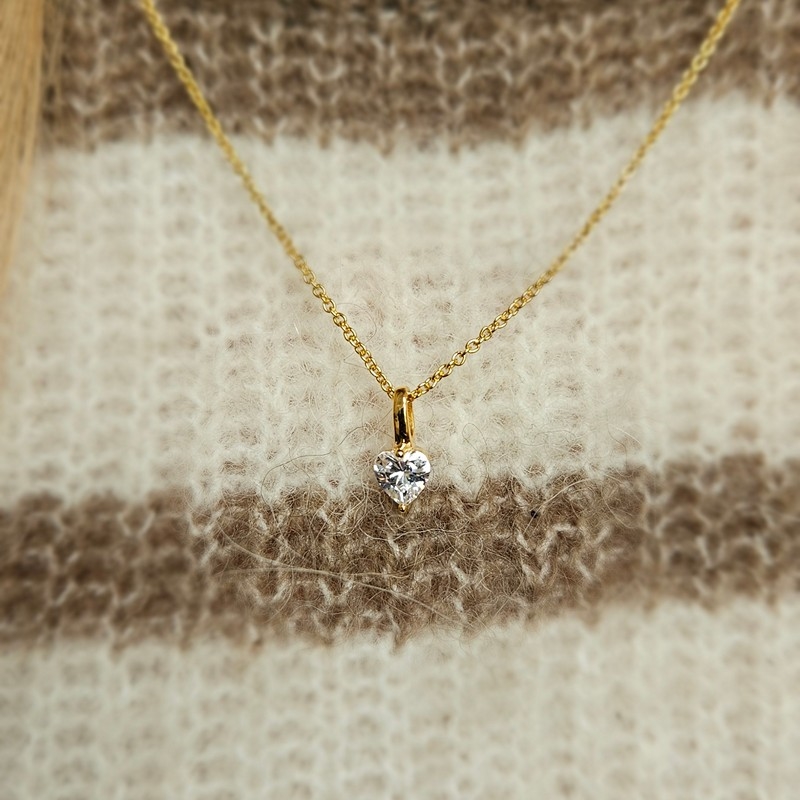 Romantisk hjertevedhæng i 8 karat guld på model