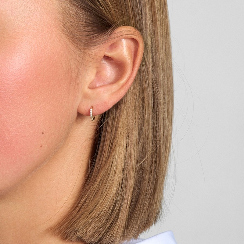 Mads Z Sparkle knæk creoler i 8 kt guld med hvide zirkonia båret på model