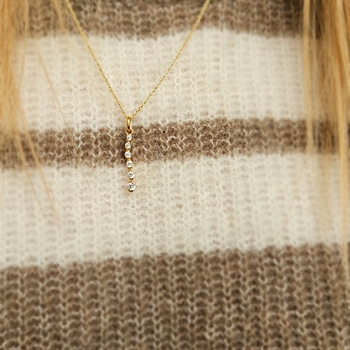 Langt vedhæng i 8 karat guld med seks funklende hvide zirkonia