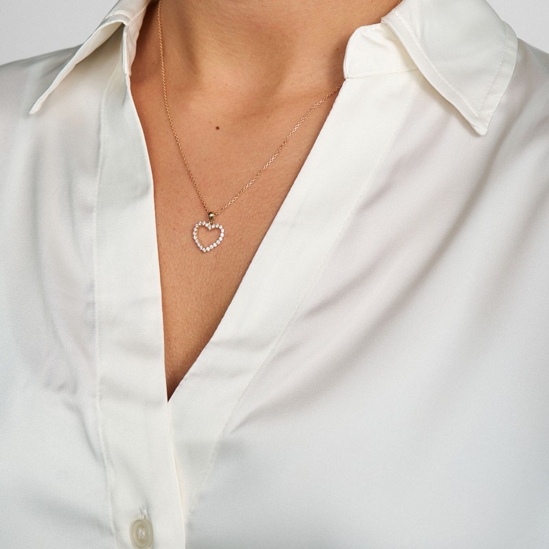 Mads Z Rhianna hjerte vedhæng 13 mm i sterlingsølv med zirkonia båret på model