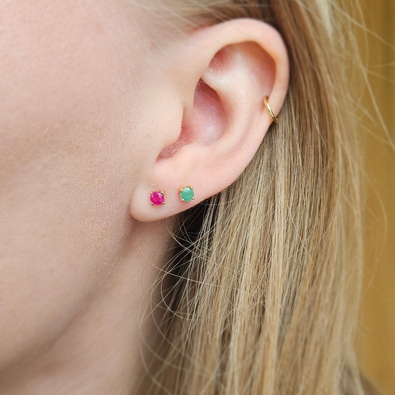 ørestikker i 8 karat guld med ægte, dybgrønne smaragder 2