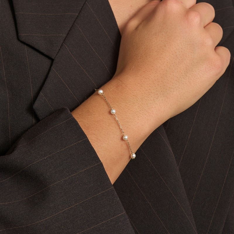 Mads Z Moonlight armbånd i 8 kt guld med hvide kulturperler båret på modelhånd