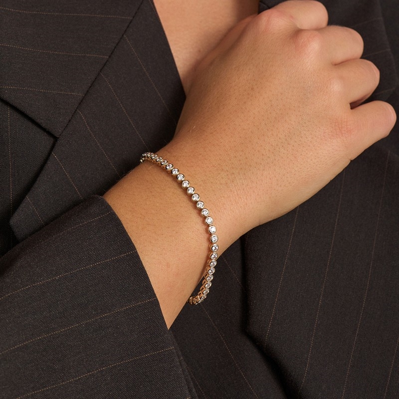 TENNIS armbånd i 8 kt guld m hvide zirkoner på model