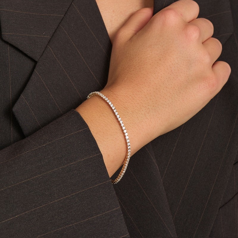 Mads Z tennis armbånd i 8 kt guld med hvide zirkonia båret på modelhånd