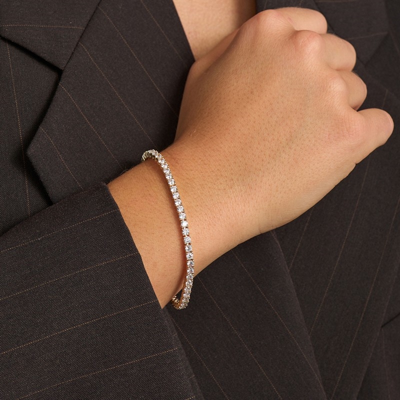 Mads Z tennis armbånd 3 mm i 8 kt guld med klare zirkonia båret på modelhånd