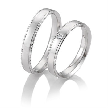 Vielsesringe fra Breuning i 9/14 kt hvidguld med blank overflade, mini kugler, graveret linje og 0,025 ct