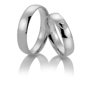 Breuning vielsesringe i 9-14 kt hvidguld med graveret hjerte og 0,025 ct brillant i dameringen.
