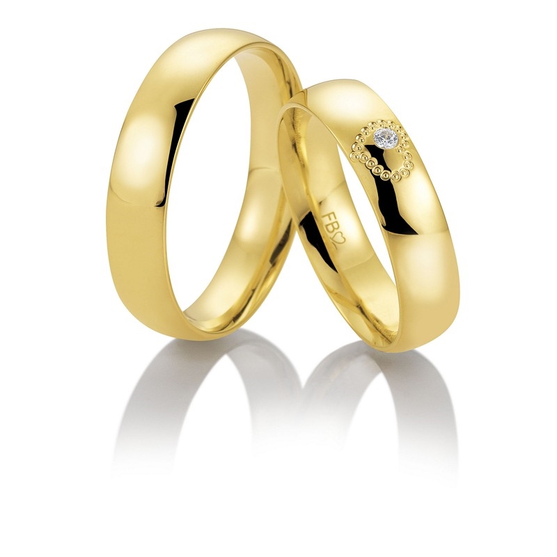 Breuning vielsesringe i 8-14 kt guld med hjerte og 0,025 ct brillant i dameringen.