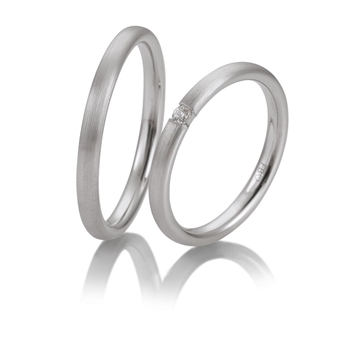 Breuning vielsesringe i 9-14 kt hvidguld med blank overflade og 0,04 ct brillant i dameringen.