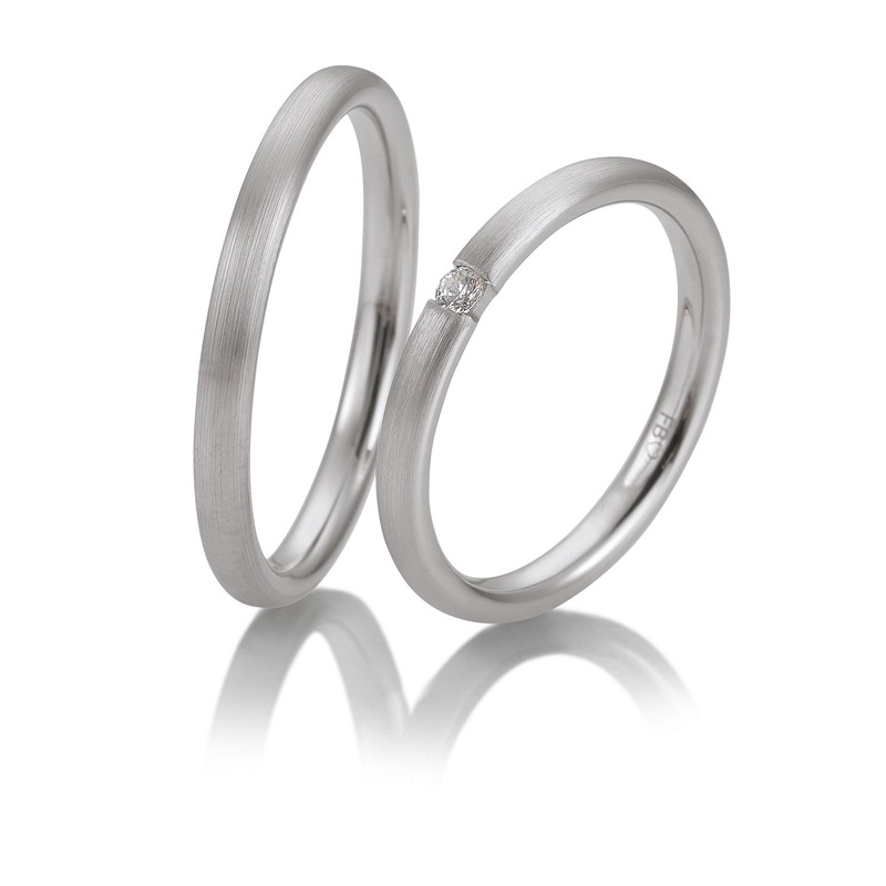Breuning vielsesringe i 9-14 kt hvidguld med blank overflade og 0,04 ct brillant i dameringen.