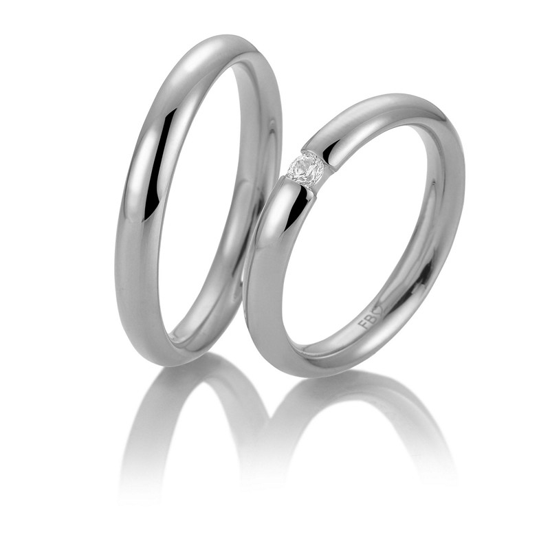 Breuning vielsesringe i 9-14 kt hvidguld med blank overflade, buet profil og 0,08 ct brillant
