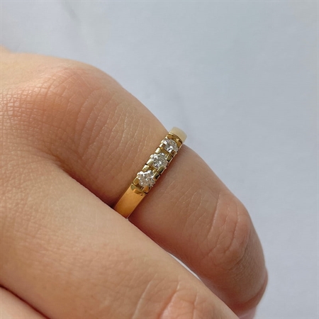 Grace Alliance ring i 14 kt. guld m 1x0,11ct på model