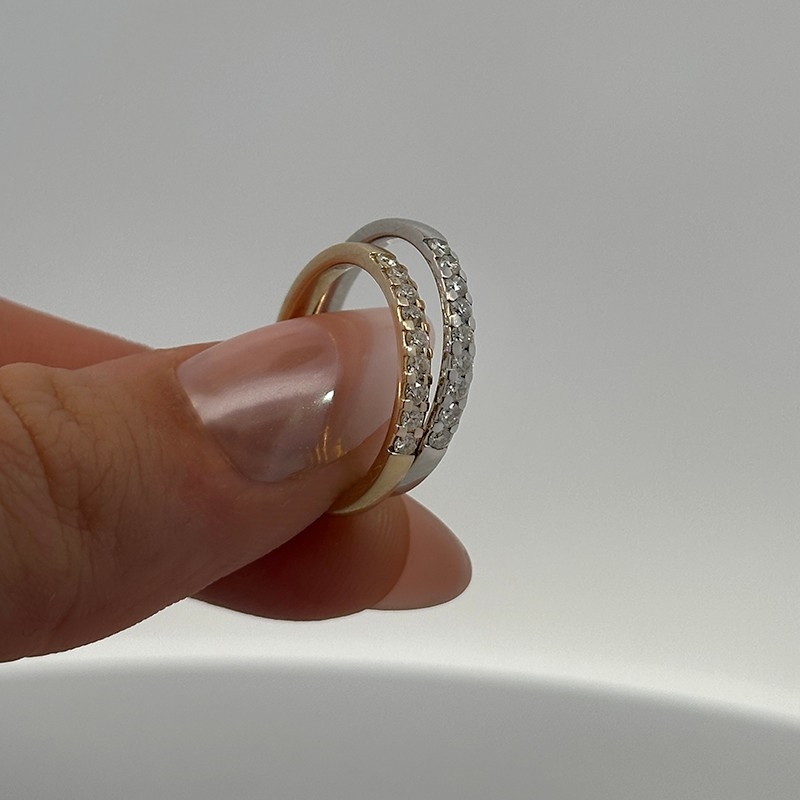 Alliance ring i 14 karat hvidguld med i alt 0,18 ct. A2425-H