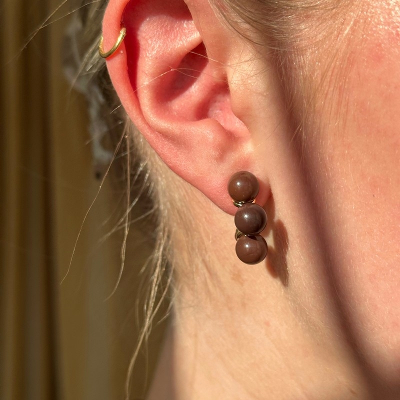 Electra øreringe i forgyldt messing - Espresso
