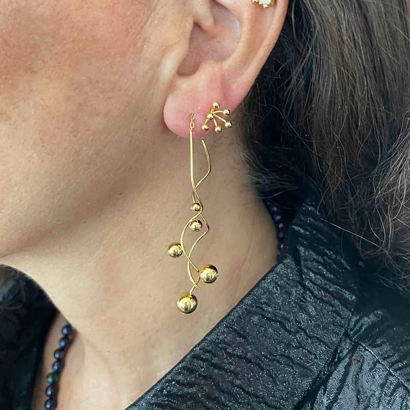 Angelina Gold øreringene fra Nuni Copenhagen på model